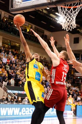 Ludwigsburg , Basketball easycredit BBL Bundesliga, MHP Riesen Ludwigsburg vs. FC Bayern München , v.l. James Woodard (Riesen) Andreas Obst (Bayern)