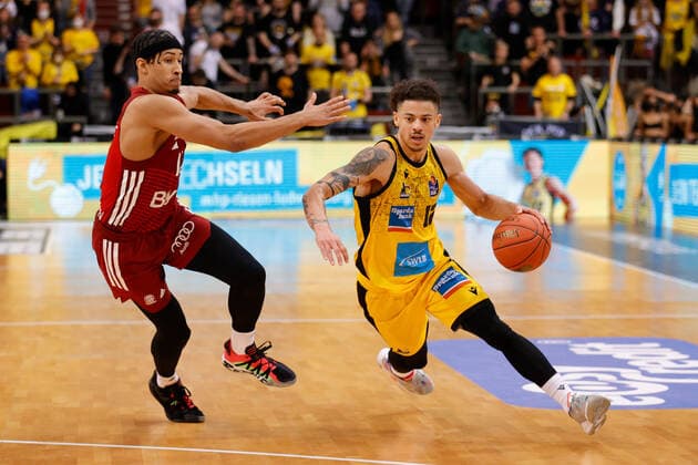 Ludwigsburg , Basketball easycredit BBL Bundesliga, MHP Riesen Ludwigsburg vs. FC Bayern München , v.l. Jason George (Bayern) Jonah Radebaugh (Riesen)