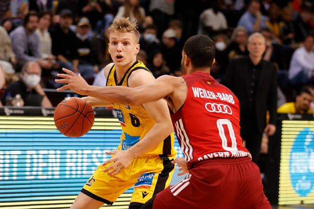 Ludwigsburg , Basketball easycredit BBL Bundesliga, MHP Riesen Ludwigsburg vs. FC Bayern München , v.l. Johannes Patrick (Riesen) Nick Weiler-Babb (Bayern)