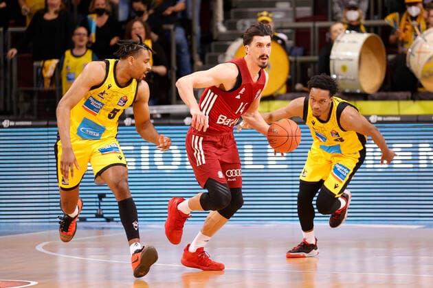 Ludwigsburg , Basketball easycredit BBL Bundesliga, MHP Riesen Ludwigsburg vs. FC Bayern München , v.l. Justin Simon (Riesen) Nihad Djedovic (Bayern) James Woodard (Riesen)
