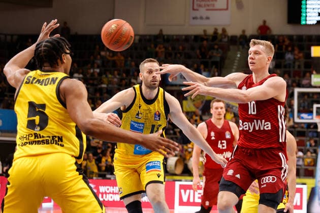 Ludwigsburg , Basketball easycredit BBL Bundesliga, MHP Riesen Ludwigsburg vs. FC Bayern München , v.l. Justin Simon (Riesen) Jonas Wohlfarth-Bottermann (Riesen) Ognjen Jaramaz (Bayern)