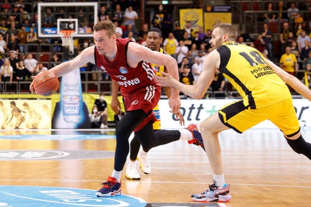 Ludwigsburg , Basketball easycredit BBL Bundesliga, MHP Riesen Ludwigsburg vs. FC Bayern München , v.l. Leon Radosevic (Bayern) Jonas Wohlfarth-Bottermann (Riesen)