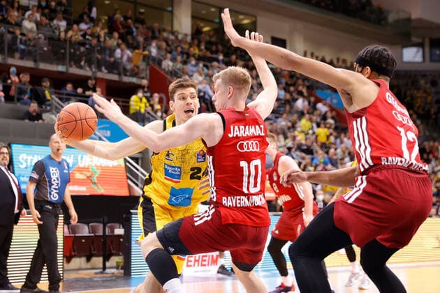 Ludwigsburg , Basketball easycredit BBL Bundesliga, MHP Riesen Ludwigsburg vs. FC Bayern München , v.l. Ethan Happ (Riesen) Ognjen Jaramaz (Bayern) Jason George (Bayern)