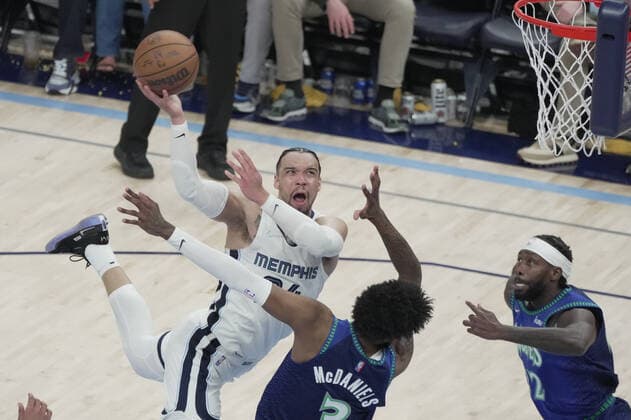 Memphis Grizzlies Dillon Brooks (24) goes up for a basket against Minnesota Timberwolves Jaden McDaniels (3) in the second half of the game at FedEx Forum in Memphis, Tennessee, USA, 16 April 2022. Timberwolves at Memphis Grizzlies Basketball !ACHTUNG: NUR REDAKTIONELLE NUTZUNG!  Copyright: xKARENxPULFERxFOCHTx AME1896 20220416-bfad95490a848756ea08ec8651cdd4e890827f1f