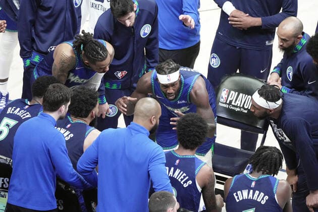 Minnesota Timberwolves Patrick Beverley (22) talks to teammates in the second half of the game against the Minnesota Timberwolves at FedEx Forum in Memphis, Tennessee, USA, 16 April 2022. Timberwolves at Memphis Grizzlies Basketball !ACHTUNG: NUR REDAKTIONELLE NUTZUNG!  Copyright: xKARENxPULFERxFOCHTx AME1900 20220417-0b53b5eb0e58a1e74cf12795929187ec8a0d88ef