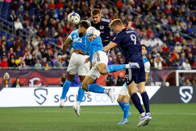 FOXBOROUGH, MA - APRIL 16: New England Revolution forward Adam Buksa (9) scores on a header during a match between the New England Revolution and Charlotte FC on April16, 2022, at Gillette Stadium in Foxborough, Massachusetts. (Photo by Fred Kfoury III Icon Sportswire) SOCCER: APR 16 MLS, Fussball Herren, USA - Charlotte FC at New England Revolution Icon482220416003