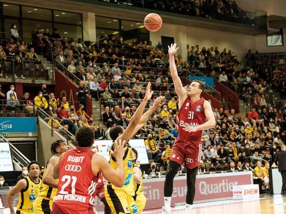 Augustine Rubit (FC Bayern München, 21), Tremmell Darden (MHP Riesen Ludwigsburg, 21), Zan Mark Sisko (FC Bayern München, 31), MHP Riesen Ludwigsburg - FC Bayern München , Basketball, Bundesliga, 31. Spieltag, Spielzeit 2021 2022, 16.04.2022, MHP Riesen Ludwigsburg - FC Bayern München , Basketball, Bundesliga, 31. Spieltag, Spielzeit 2021 2022, 16.04.2022 Ludwigsburg Copyright: xAntonioxChiok Eibner-Pressefotox EP_ACK