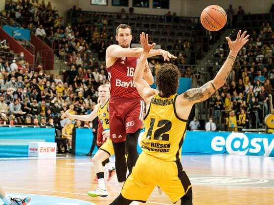Paul Zipser (FC Bayern München, 16), Jonah Radebaugh (MHP Riesen Ludwigsburg, 12), MHP Riesen Ludwigsburg - FC Bayern München , Basketball, Bundesliga, 31. Spieltag, Spielzeit 2021 2022, 16.04.2022, MHP Riesen Ludwigsburg - FC Bayern München , Basketball, Bundesliga, 31. Spieltag, Spielzeit 2021 2022, 16.04.2022 Ludwigsburg Copyright: xAntonioxChiok Eibner-Pressefotox EP_ACK