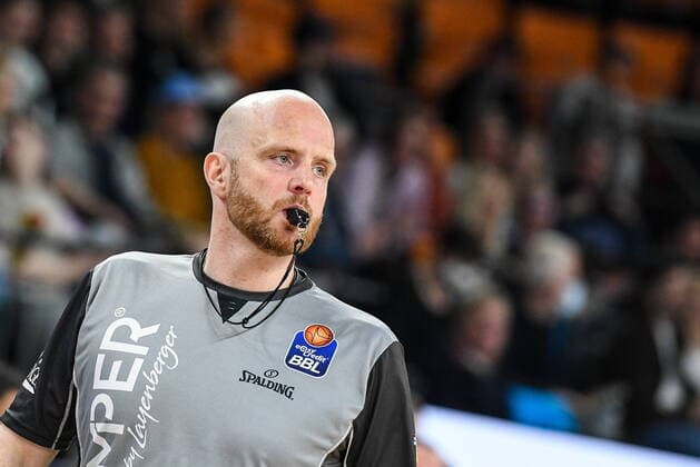 GER, BBL, ratiopharm Ulm vs MLP Academics Heidelberg 12.04.2022, ratiopharm arena, Neu-Ulm, GER, BBL, ratiopharm Ulm vs MLP Academics Heidelberg, im Bild Schiedsrichter Benjamin Barth