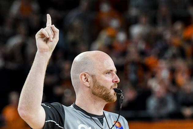 GER, BBL, ratiopharm Ulm vs MLP Academics Heidelberg 12.04.2022, ratiopharm arena, Neu-Ulm, GER, BBL, ratiopharm Ulm vs MLP Academics Heidelberg, im Bild Schiedsrichter Benjamin Barth