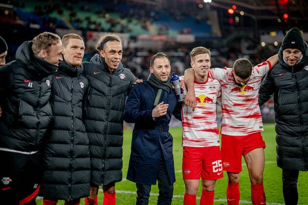 Leipzigs Cheftrainer Trainer Coach Domenico Tedesco jubelt nach dem Spiel mit seinem Team. Fussball 1. Bundesliga, 29. Spieltag: RB Leipzig - TSG 1899 Hoffenheim 3:0. 10. April 2022: Leipzig, Red Bull Arena. RB Leipzig - TSG 1899 Hoffenheim 3:0