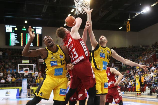V.li. Yorman Polas Bartolo (Riesen) , Leon Radosevic (München), Jonas Wohlfarth-Bottermann (Riesen) . MHP Riesen Ludwigsburg vs.Bayern München . Basketball-Bundesliga 2021-2022. Ludwigsburg , GER, 16.04.2022,