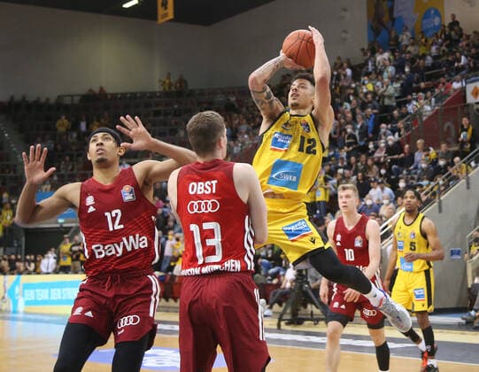 Jonah Radebaugh (Riesen, rechts) . MHP Riesen Ludwigsburg vs.Bayern München . Basketball-Bundesliga 2021-2022. Ludwigsburg , GER, 16.04.2022,