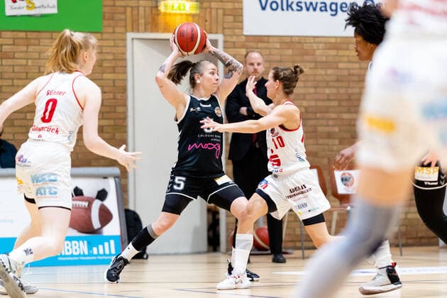 Basketball - DBBL - Play GiroLive Panthers Osnabrück - Rheinland Lions am 16.04.2022 im home of panthers in Osnabrück Joyce Megane Cousseins-Smith (Rheinland Lions) am Ball gegen Jenny-Meike Strozyk (Panthers Osnabrueck)