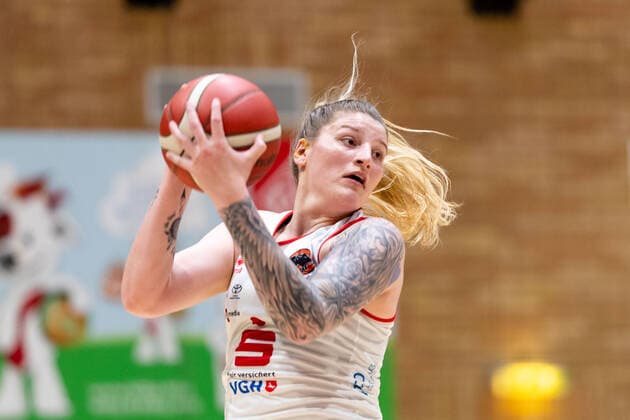 Basketball - DBBL - Play GiroLive Panthers Osnabrück - Rheinland Lions am 16.04.2022 im home of panthers in Osnabrück Samantha Führing Fuehring (Panthers Osnabrueck) am Ball