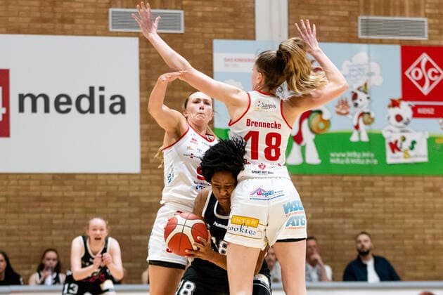 Basketball - DBBL - Play GiroLive Panthers Osnabrück - Rheinland Lions am 16.04.2022 im home of panthers in Osnabrück Brianna Lee Rollerson (Rheinland Lions) am Ball gegen Merit Brennecke (Panthers Osnabrueck)