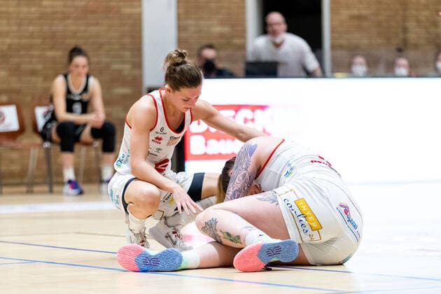 Basketball - DBBL - Play GiroLive Panthers Osnabrück - Rheinland Lions am 16.04.2022 im home of panthers in Osnabrück Jenny-Meike Strozyk (Panthers Osnabrueck) kümmert sich um die vor Schmerzen am Boden liegende Samantha Führing Fuehring (Panthers Osnabrueck)