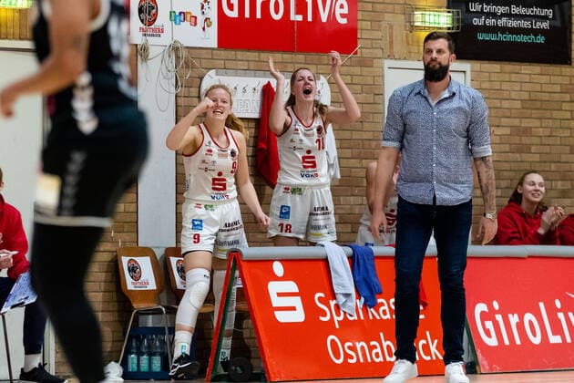 Basketball - DBBL - Play GiroLive Panthers Osnabrück - Rheinland Lions am 16.04.2022 im home of panthers in Osnabrück Emma Eichmeyer (Panthers Osnabrueck) und Merit Brennecke (Panthers Osnabrueck) jubeln