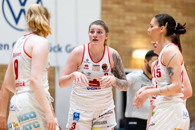 Basketball - DBBL - Play GiroLive Panthers Osnabrück - Rheinland Lions am 16.04.2022 im home of panthers in Osnabrück Samantha Führing Fuehring (Panthers Osnabrueck) gibt Anweisungen an Frieda Bühner Buehner (Panthers Osnabrueck)