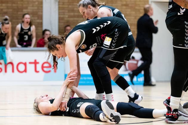 Basketball - DBBL - Play GiroLive Panthers Osnabrück - Rheinland Lions am 16.04.2022 im home of panthers in Osnabrück Birte Thimm (Rheinland Lions) liegt am Boden und wird betreut von Romy Bär Baer (Rheinland Lions) und Joyce Megane Cousseins-Smith (Rheinland Lions)