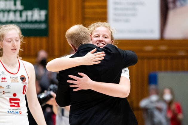 Basketball - DBBL - Play GiroLive Panthers Osnabrück - Rheinland Lions am 16.04.2022 im home of panthers in Osnabrück Emma Eichmeyer (Panthers Osnabrueck) umarmt Trainer Mario Zurkowski (Rheinland Lions)