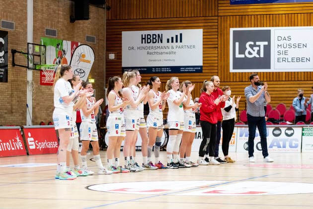 Basketball - DBBL - Play GiroLive Panthers Osnabrück - Rheinland Lions am 16.04.2022 im home of panthers in Osnabrück Die Mannschaft GiroLive Panthers bedanken sich bei den Fans