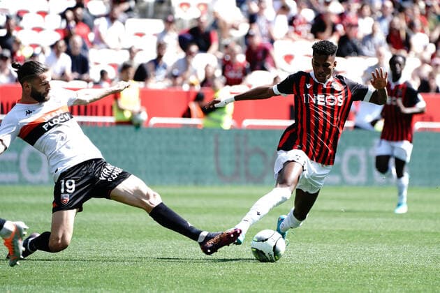Hicham Boudaoui (OGC Nice) - Leo Petrot (Lorient) FOOTBALL : OGC Nice vs Lorient - Ligue 1 Uber Eats - Nice - 17 04 2022 NorbertScanella Panoramic 