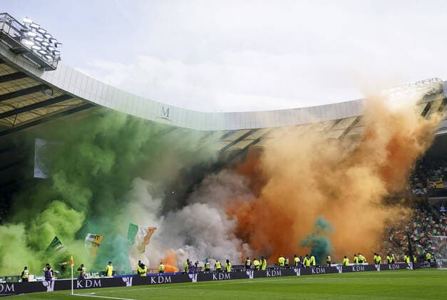 Sport Themen der Woche KW15 Sport Bilder des Tages Mandatory Credit: Photo by Stuart Wallace Shutterstock (12894344a) Celtic fans light green white and orange smoke bombs to represent the Republic of Ireland flag before kick off. Celtic v Rangers, Scottish Cup, Semi Final, Football, Hampden Park, Glasgow, UK - 17 April 2022 EDITORIAL USE ONLY No use with unauthorised audio, video, data, fixture lists, club league logos or live services. Online in-match use limited to 120 images, no video emulation. No use in betting, games or single club league player publications. Celtic v Rangers, Scottish Cup, Semi Final, Football, Hampden Park, Glasgow, UK - 17 April 2022 EDITORIAL USE ONLY No use with unauthorised audio, video, data, fixture lists, club league logos or live services. Online in-match use limited to 120 images, no video emulation. No use in betting, games or single club league player publications.  Copyright: xStuartxWallace Shutterstockx 12894344a