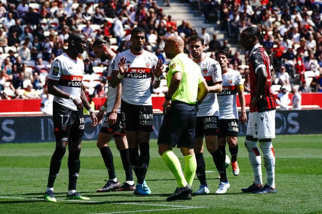 Houboulang Mendes (Lorient) - Moritz Jenz (Lorient) - Amaury Delerue (arbitre) FOOTBALL : OGC Nice vs Lorient - Ligue 1 Uber Eats - Nice - 17 04 2022 NorbertScanella Panoramic 