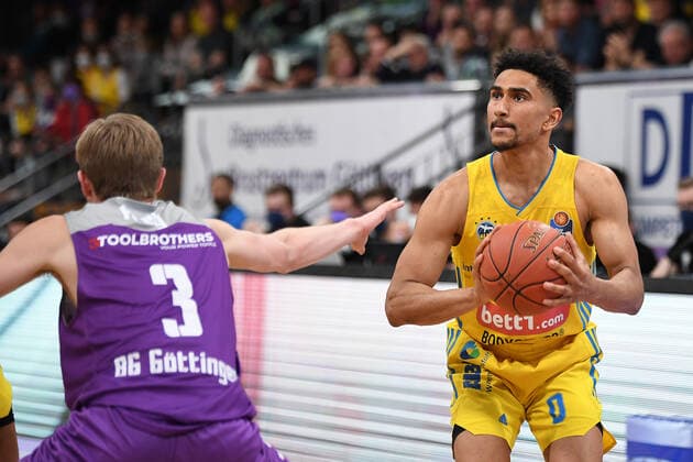 BG Göttingen - ALBA BERLIN 17.04.2022, Basketball-Bundesliga, Saison 2021 2022, 31. Spieltag, BG Göttingen - ALBA BERLIN. Berlins Maodo Lo (r) spielt gegen Göttingens Harald Frey. Göttingen Niedersachsen Deutschland