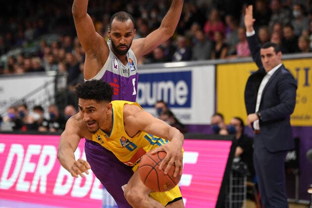BG Göttingen - ALBA BERLIN 17.04.2022, Basketball-Bundesliga, Saison 2021 2022, 31. Spieltag, BG Göttingen - ALBA BERLIN. Berlins Maodo Lo (l) spielt gegen Göttingens Akeem Vargas. Göttingen Niedersachsen Deutschland