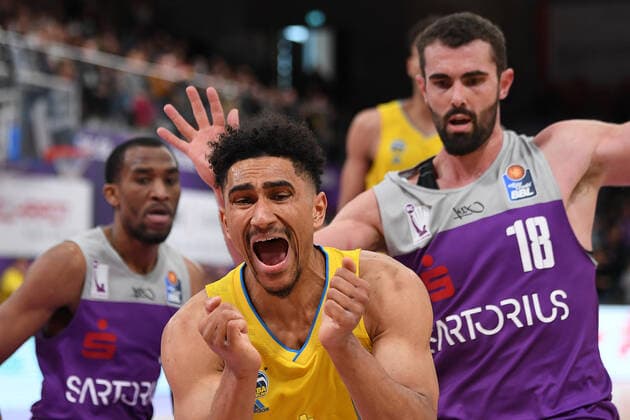 Sport Bilder des Tages BG Göttingen - ALBA BERLIN 17.04.2022, Basketball-Bundesliga, Saison 2021 2022, 31. Spieltag, BG Göttingen - ALBA BERLIN. Berlins Maodo Lo (M) mit Göttingens Harper Kamp (r) und Göttingens Jeremiah Martin. Göttingen Niedersachsen Deutschland