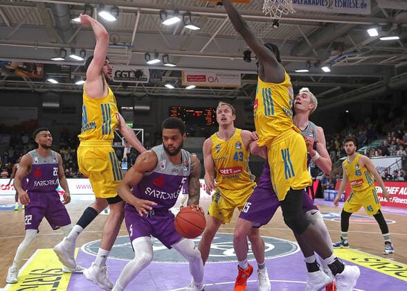 GSD zje123 BBL Basketball BG Göttingen - Alba Berlin Göttingens Jeff Roberson (am Ball) gegen Berlins Yovel Zoosman (links) und Christ Koumadje
