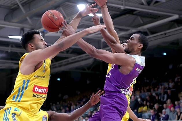 GSD zje123 BBL Basketball BG Göttingen - Alba Berlin Göttingens Jeremiahg Martin (am Ball) gegen Berlins Johannes Thiemann