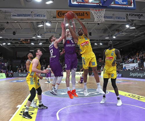 GSD zje123 BBL Basketball BG Göttingen - Alba Berlin Göttingens Philipp Hartwich (am Ball) gegen Berlins Johannes Thiemann
