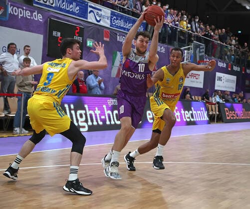 GSD zje123 BBL Basketball BG Göttingen - Alba Berlin Göttingens Haris Hujic (am Ball) gegen Berlins Jonas Mattiseck (links) und Louis Olinde