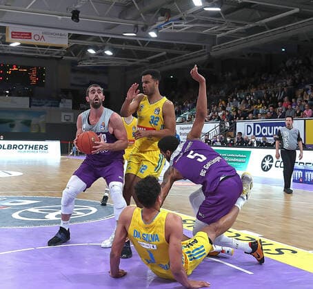 GSD zje123 BBL Basketball BG Göttingen - Alba Berlin Göttingens Harper Kamp (am Ball) gegen Berlins Johannes Thiemann
