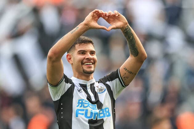 Sport Bilder des Tages Premier League Newcastle United v Leicester City Bruno Guimaraes 39 of Newcastle United and double goal scorer celebrates the 2-1 win over Leicester City with the fans Newcastle St. James s Park Tyne and Wear United Kingdom Copyright: xMarkxCosgrove NewsxImagesx