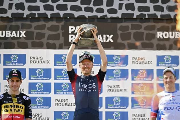 Bilder des Jahres 2022, Sport 04 April Sport Themen der Woche KW15 Sport Bilder des Tages ROUBAIX, FRANCE - APRIL 17 : Van Baarle Dylan (NED) of INEOS Grenadiers victory pictured during the UCI World Tour 119th Paris Roubaix cycling race with start in Compiegne and finish at the Velodrome Andre-Petrieux in Roubaix on April 17, 2022 in Roubaix, France, 17 04 2022 ( Motordriver Kenny Verfaillie - Paris Roubaix 2022 UCI World Tour Cycling Race PhotoNews Panoramic 
