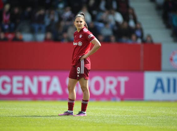 München, Deutschland 17.April 2022: Fussball, DFB Pokal, Halbfinale 2021 2022, FC Bayern München - VFL Wolfsburg, Campus Jovana Damnjanovic (FC Bayern München) ratloser Blick nach links DFB regulations prohibit any use of photographs as image sequences and or quasi-video