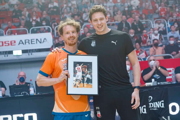 06 Per Günther (ratiopharm Ulm, links) bekommt von Patrick Heckmann (Brose Bamberg, 33) ein Foto aus seinem ersten piel als BBL-Spieler (in Bamberg, Saison 2008 09) Überreicht Brose Bamberg - ratiopharm Ulm - easyCredit-BBL - Basketball Bundesliga Saison 2021 22 Spieltag 31, 17.04.2022 Bamberg, Brose Arena Foto: Daniel Löb Loeb Copyright: DanielxLöb