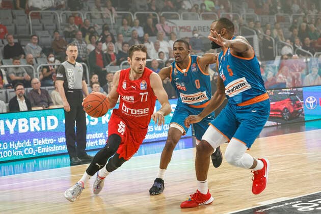 links Tomas Kyzlink (Brose Bamberg, 77) Mitte 00 Semaj Christon (ratiopharm Ulm) rechts 05 Sean Evans (ratiopharm Ulm) Brose Bamberg - ratiopharm Ulm - easyCredit-BBL - Basketball Bundesliga Saison 2021 22 Spieltag 31, 17.04.2022 Bamberg, Brose Arena Foto: Daniel Löb Loeb Copyright: DanielxLöb