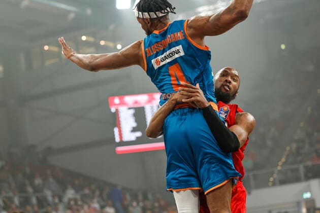 Sport Themen der Woche KW15 Sport Bilder des Tages links 04 Jaron Blossomgame (ratiopharm Ulm) rechts Chris Dowe (Brose Bamberg, 00) Brose Bamberg - ratiopharm Ulm - easyCredit-BBL - Basketball Bundesliga Saison 2021 22 Spieltag 31, 17.04.2022 Bamberg, Brose Arena Foto: Daniel Löb Loeb *** left 04 Jaron Blossomgame ratiopharm Ulm right Chris Dowe Brose Bamberg, 00 Brose Bamberg ratiopharm Ulm easyCredit BBL Basketball Bundesliga Saison 2021 22 Spieltag 31, 17 04 2022 Bamberg, Brose Arena Foto Daniel Löb Loeb Copyright: DanielxLöb