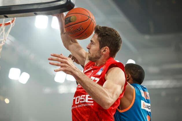 links Tomas Kyzlink (Brose Bamberg, 77) rechts 00 Semaj Christon (ratiopharm Ulm) Brose Bamberg - ratiopharm Ulm - easyCredit-BBL - Basketball Bundesliga Saison 2021 22 Spieltag 31, 17.04.2022 Bamberg, Brose Arena Foto: Daniel Löb Loeb Copyright: DanielxLöb