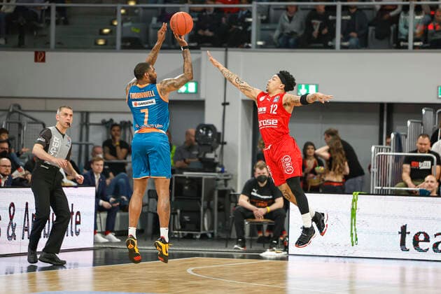 links 07 Sindarius Thornwell (ratiopharm Ulm) rechts Justin Robinson (Brose Bamberg, 12) Brose Bamberg - ratiopharm Ulm - easyCredit-BBL - Basketball Bundesliga Saison 2021 22 Spieltag 31, 17.04.2022 Bamberg, Brose Arena Foto: Daniel Löb Loeb Copyright: DanielxLöb