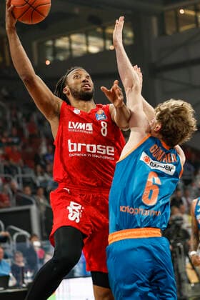links Akil Mitchell (Brose Bamberg, 08) rechts 06 Per Günther (ratiopharm Ulm) Brose Bamberg - ratiopharm Ulm - easyCredit-BBL - Basketball Bundesliga Saison 2021 22 Spieltag 31, 17.04.2022 Bamberg, Brose Arena Foto: Daniel Löb Loeb Copyright: DanielxLöb