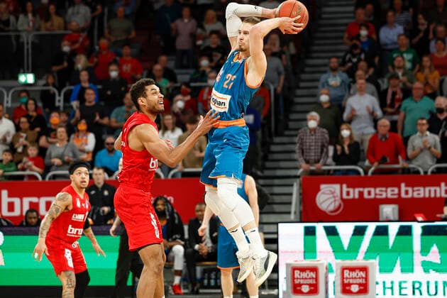 links 22 Thomas Klepeisz (ratiopharm Ulm) rechts Kenneth Ogbe (Brose Bamberg, 25) Brose Bamberg - ratiopharm Ulm - easyCredit-BBL - Basketball Bundesliga Saison 2021 22 Spieltag 31, 17.04.2022 Bamberg, Brose Arena Foto: Daniel Löb Loeb Copyright: DanielxLöb