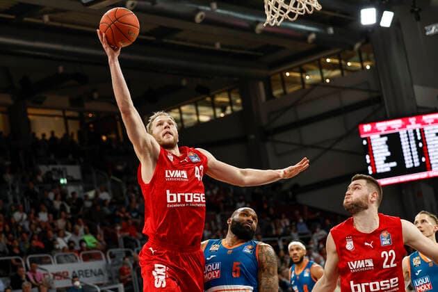 links Christian Sengfelder (Brose Bamberg, 43) rechts 05 Sean Evans (ratiopharm Ulm) Brose Bamberg - ratiopharm Ulm - easyCredit-BBL - Basketball Bundesliga Saison 2021 22 Spieltag 31, 17.04.2022 Bamberg, Brose Arena Foto: Daniel Löb Loeb Copyright: DanielxLöb