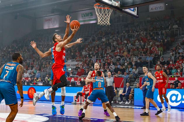 Mitte Tomas Kyzlink (Brose Bamberg, 77) links 07 Sindarius Thornwell (ratiopharm Ulm) rechts 00 Semaj Christon (ratiopharm Ulm) Brose Bamberg - ratiopharm Ulm - easyCredit-BBL - Basketball Bundesliga Saison 2021 22 Spieltag 31, 17.04.2022 Bamberg, Brose Arena Foto: Daniel Löb Loeb Copyright: DanielxLöb