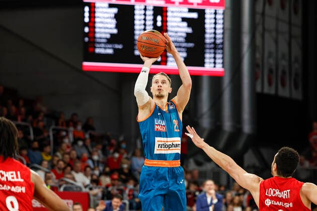 Mitte 22 Thomas Klepeisz (ratiopharm Ulm) Brose Bamberg - ratiopharm Ulm - easyCredit-BBL - Basketball Bundesliga Saison 2021 22 Spieltag 31, 17.04.2022 Bamberg, Brose Arena Foto: Daniel Löb Loeb Copyright: DanielxLöb